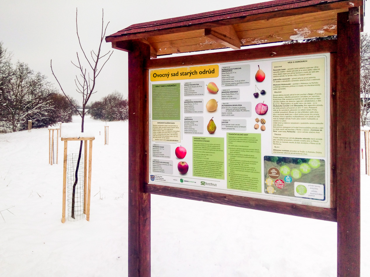 Grafický návrh a informační panel sadu starých odrůd